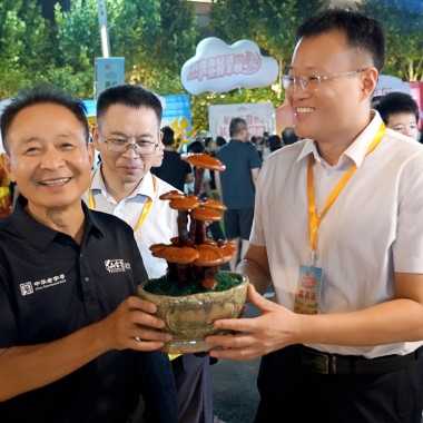 農(nóng)民豐收節(jié)亮點(diǎn)多：仙客來(lái)靈芝人氣旺 全產(chǎn)業(yè)鏈助力鄉(xiāng)村振興